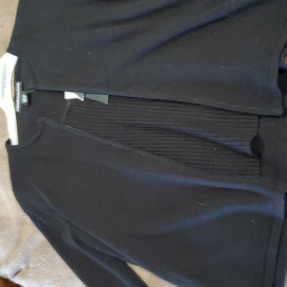 Black zip sweaterq